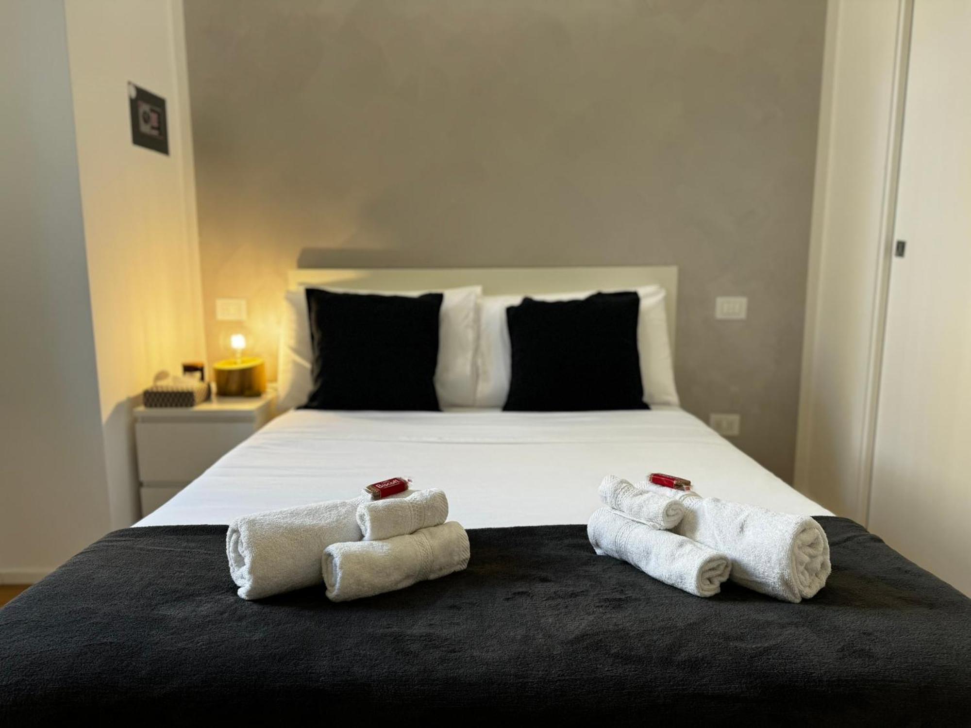 Regina In Porta Lodovica - Wifi E Breakfast Box Appartement